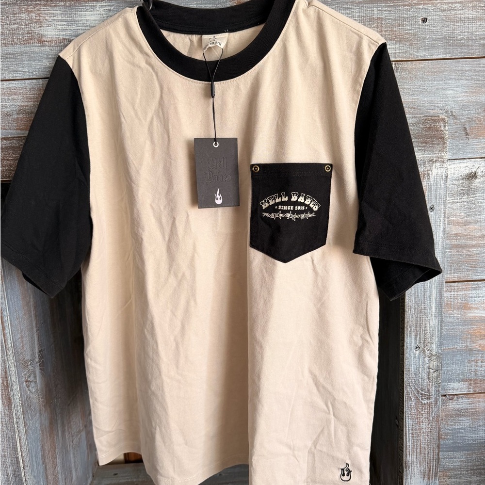 Short-Sleeve Two-Tone Pocket Tee in Beige and Black
